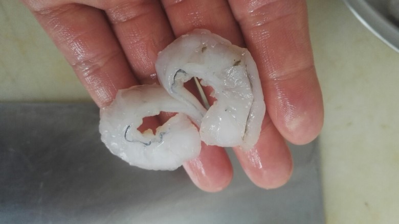 黑鸡枞虾仁烩日本豆腐,取出虾线,吸干水分备用