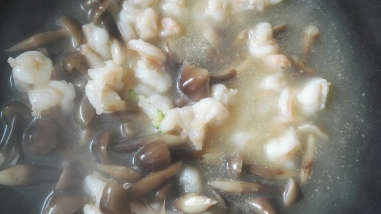 黑鸡枞虾仁烩日本豆腐,国内加清鸡汤,调味盐,鸡粉,少许糖,勾薄欠 ,淋香油