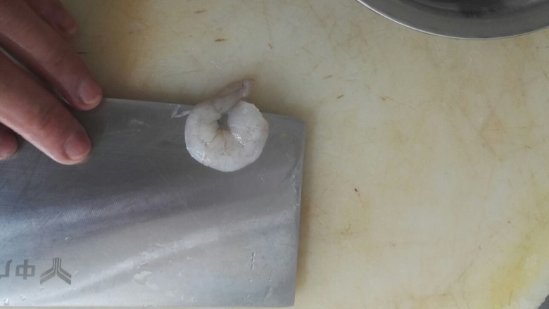黑鸡枞虾仁烩日本豆腐,虾仁片开,尾部相连,做成虾球