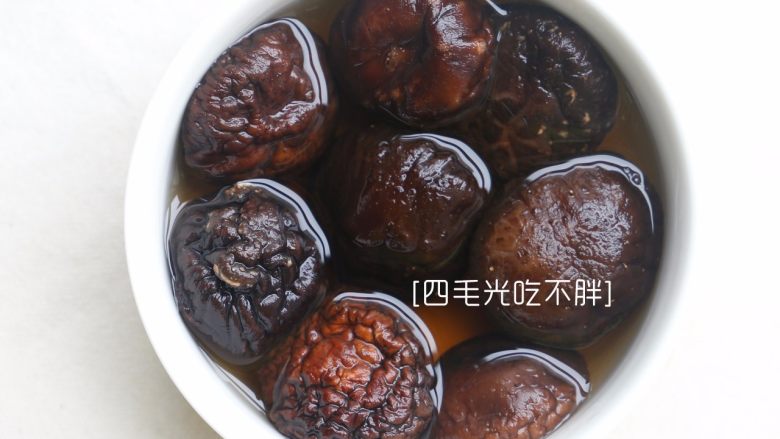 糯米鱿鱼酿,干<a style='color:red;display:inline-block;' href='/shicai/ 230'>香菇</a>冷水泡发;