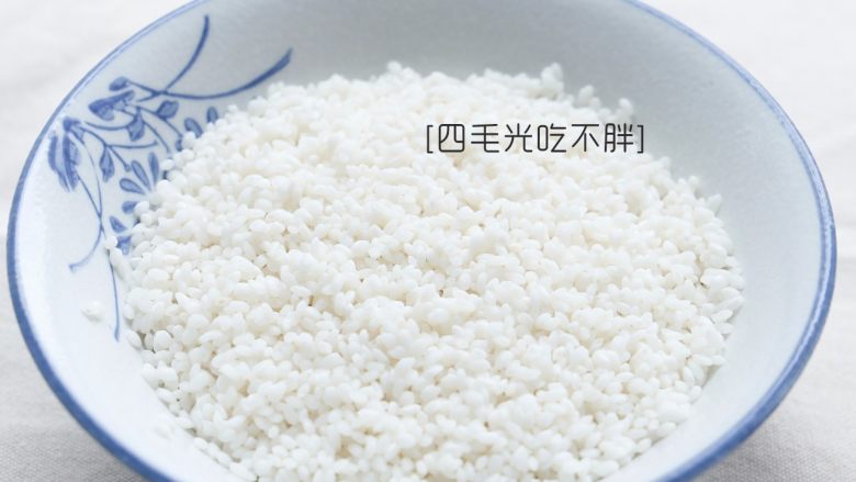 糯米鱿鱼酿,糯米泡制好后,水沥干;
