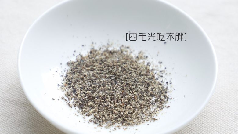糯米鱿鱼酿,研磨<a style='color:red;display:inline-block;' href='/shicai/ 720'>胡椒粉</a>备用;