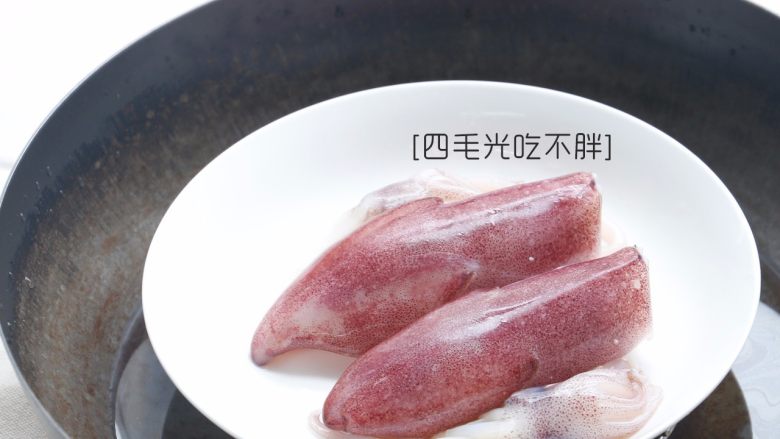 糯米鱿鱼酿,塞好后,放在盘中和鱿鱼头一起下锅蒸,中火蒸半小时左右即可出锅食用。