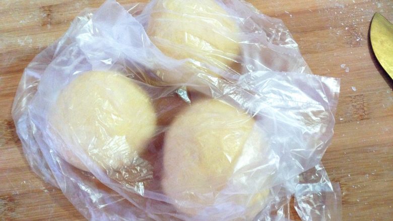 全蛋吐司,将面团分成3等份,揉圆后盖上保鲜膜静至10分钟。