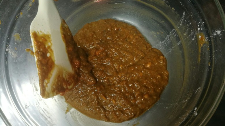 低糖版胡萝卜蛋糕,不要过度搅拌,看不见面粉即可。