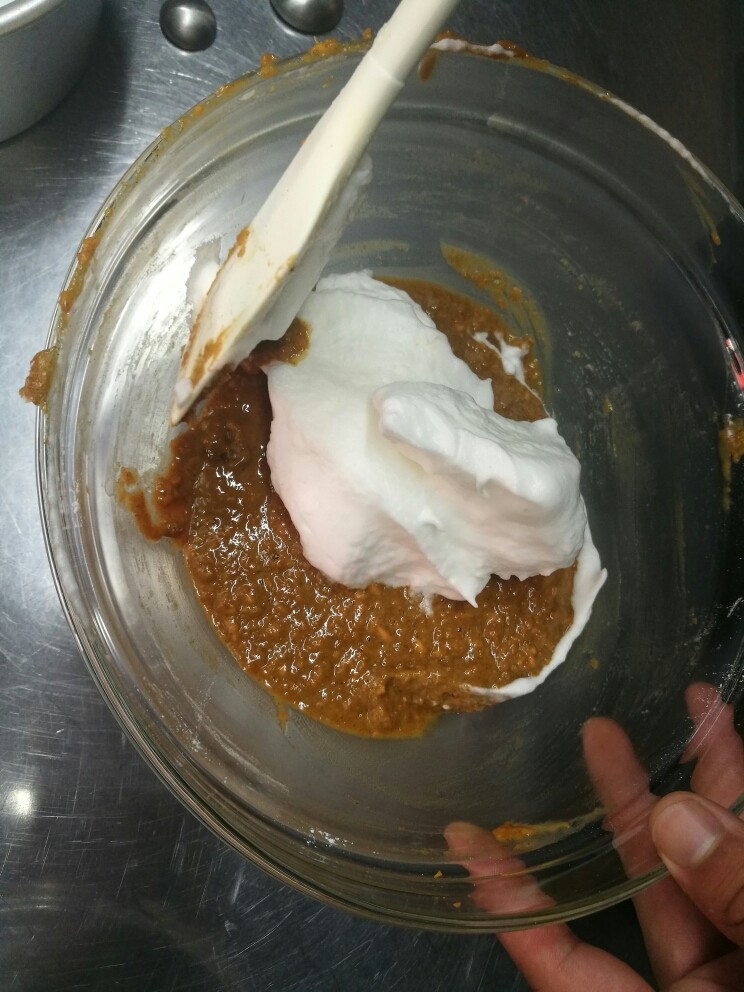 低糖版胡萝卜蛋糕,把打好的蛋白分三次加入蛋黄糊中,大幅度翻拌,忌消泡。