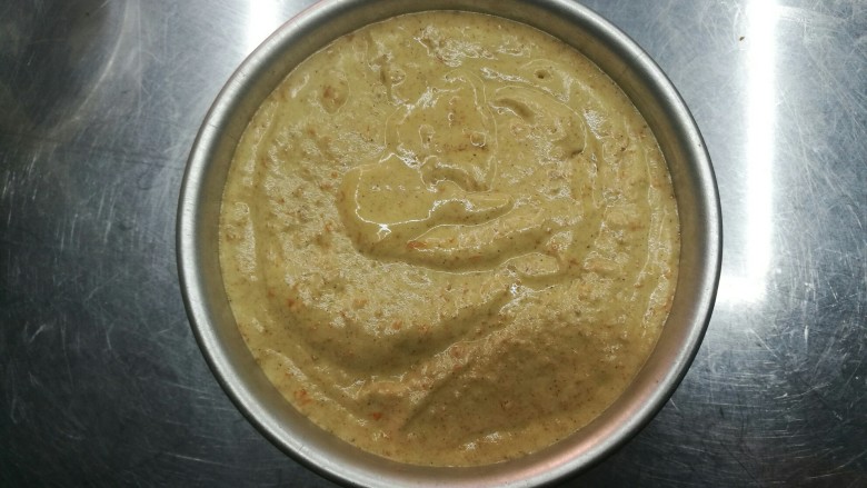 低糖版胡萝卜蛋糕,拌好的面糊装入6寸的模具中,用力震泡,烤箱预热,170度36分钟。