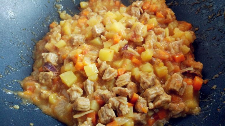 西红柿土豆炖牛肉,焖至收汤即可。也可以留适量汤汁拌饭,根据个人喜好吧