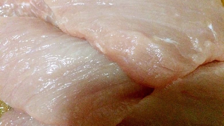 肉松,沿肉的纹路切成大块,一定要沿纹路,不要逆切,也不要切小了。