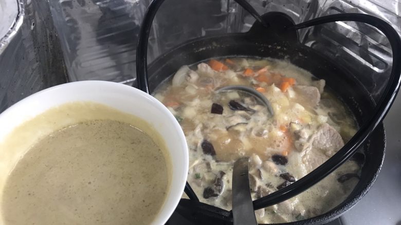 深夜食堂味增豚肉汤,大火煮开,撇去浮沫