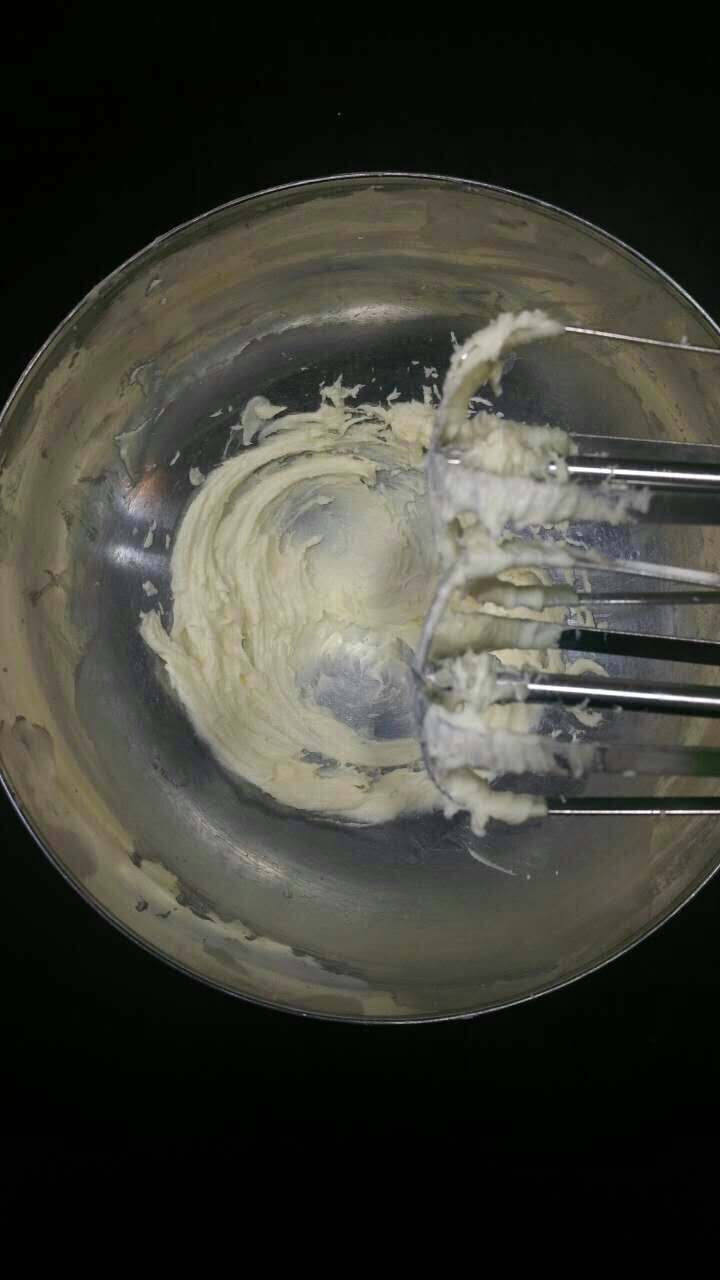 旺仔小馒头,慢速搅拌均匀,快速打发,颜色变浅。