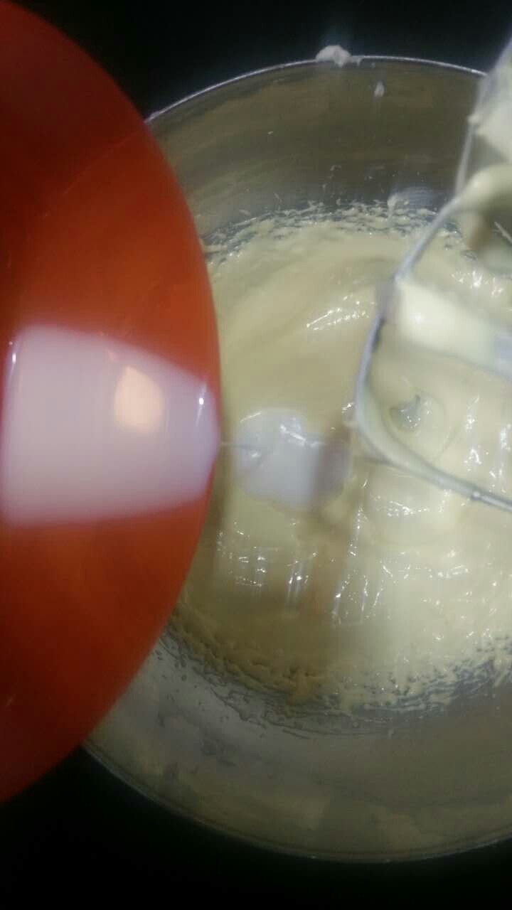 旺仔小馒头,第二次加入,慢速搅拌均匀。