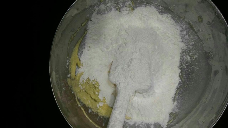 旺仔小馒头,加入混合好的粉类,搅拌