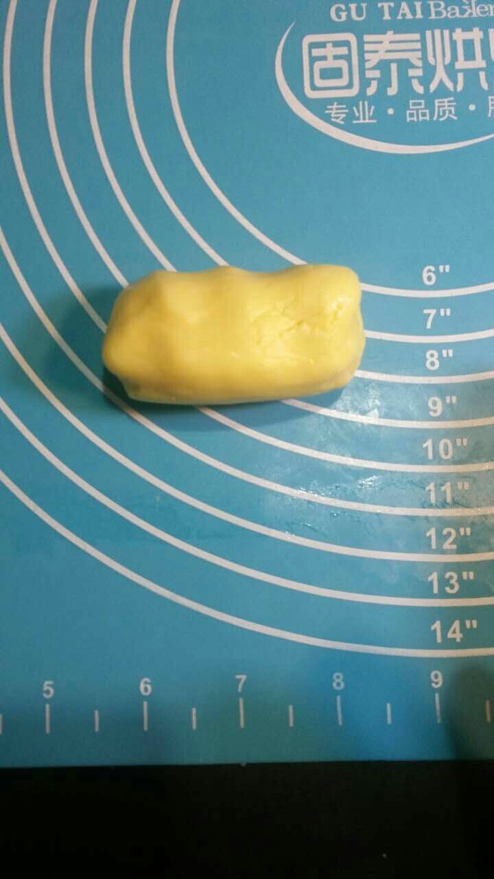 旺仔小馒头,松弛好的面团取出一小块,(每次取出一小块面团时剩下的面团也要包好保鲜膜,避免表面干裂)