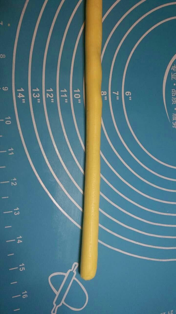 旺仔小馒头,一小块面团搓成细条壮,