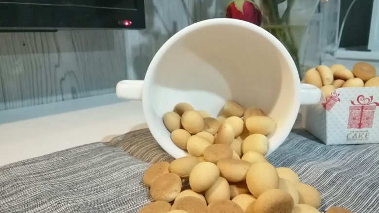 旺仔小馒头,旺仔小馒头不只每个宝宝都最喜欢的零食,包括我也很喜欢吃小馒头,在中国的知名度非常的高,虽然买起来很方便,但是自制的更有一番风味。