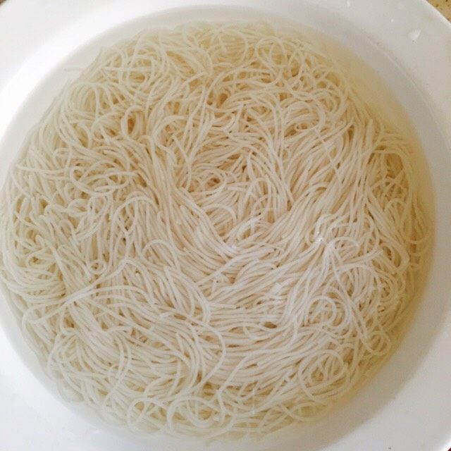 凉拌榨面,面,煮沸后撩起,放入准备好的凉水中,过水,也叫洗面,洗好后把面撩起备用