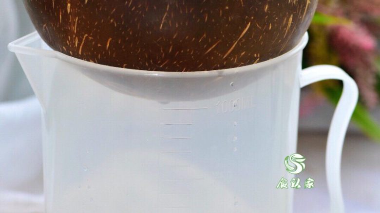 一口浓香--无添加椰子汁,把椰子水倒入容器内,倒放着就行,椰子水自己会流干净。