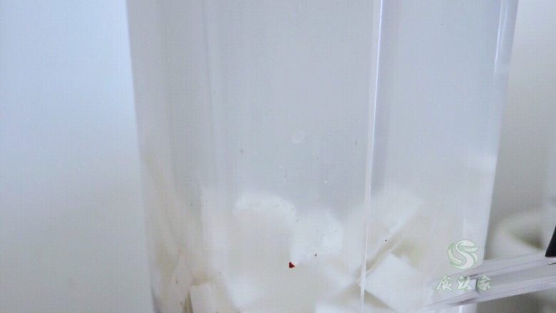 一口浓香--无添加椰子汁,加点白开水或者矿泉水,一起打碎。