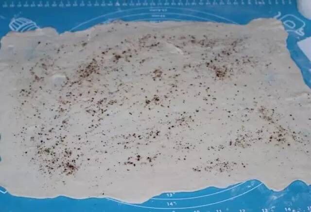 酱香饼,和好的面团分为两份(喜欢吃特别薄的也可以分为三份),擀成比较薄的片,刷一层油,撒上<a style='color:red;display:inline-block;' href='/shicai/ 12043'>花椒粉</a>