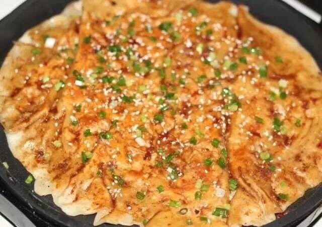 酱香饼,电饼铛预热,倒入适量油烧热,把饼放进去烙至两面金黄。刷上一层酱料,撒上<a style='color:red;display:inline-block;' href='/shicai/ 141765'>熟芝麻</a>和葱花即可