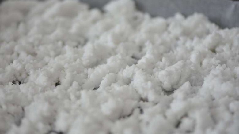 一口浓香--无添加椰子汁,椰肉渣,放进烤盘,烤箱100度,烤干。中途每隔半个小时翻面。一共烤了2小时。