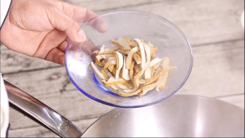 水芹香干,煮好后取出备用