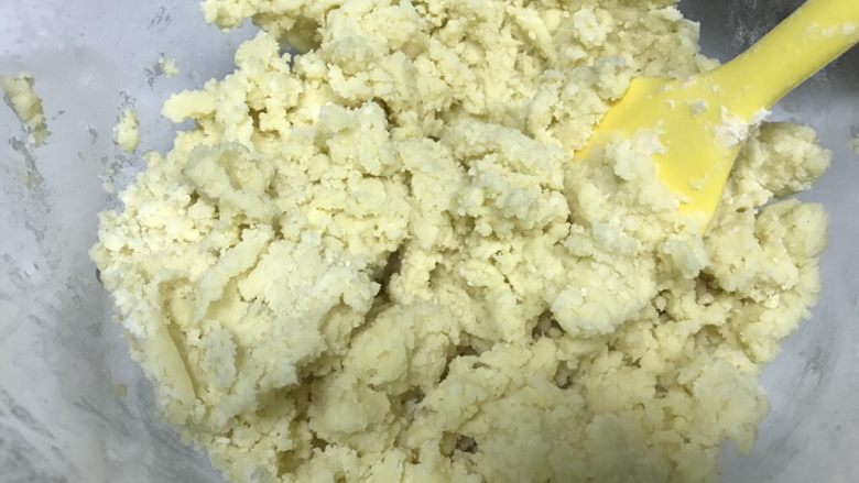 蜜桃乳酪派,拌到看不见干粉,倒入冷藏好的蛋液,再拌匀