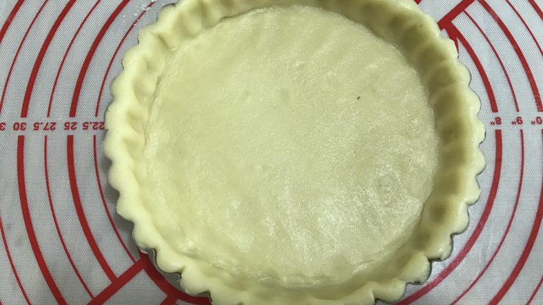 蜜桃乳酪派,再将边缘捏出花形,多余的再去一次,放入冷冻室2小时