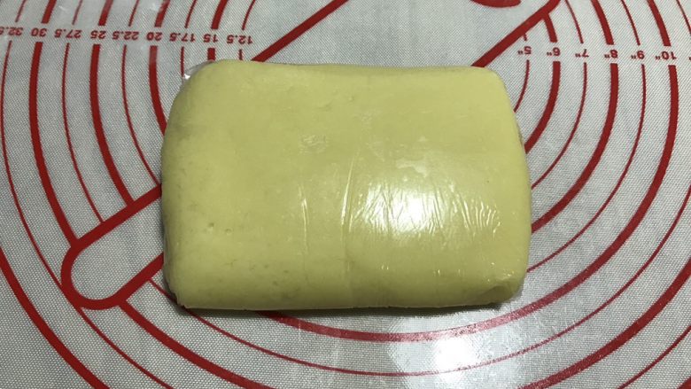 蜜桃乳酪派,面团整形成方形,厚度2cm,用保鲜膜包好,放入冰箱冷藏,做好的派皮是400g。可以做两个派的份量。