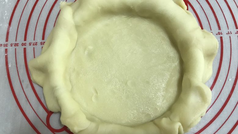 蜜桃乳酪派,将面皮放在模具中,底边压到底