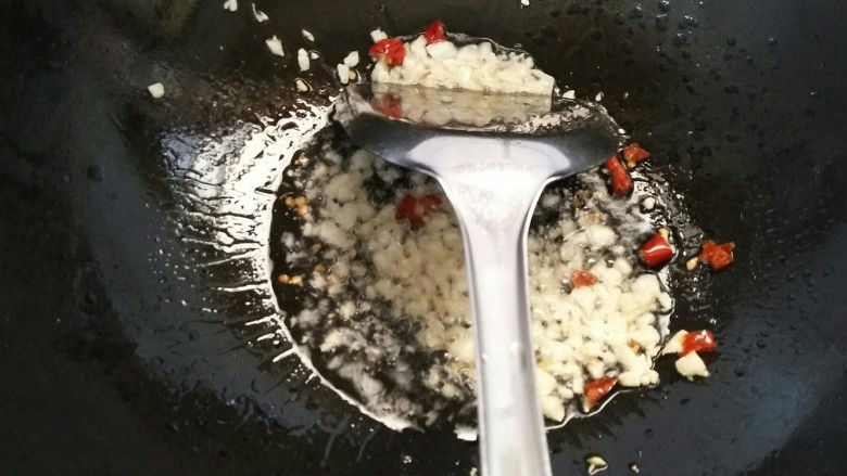 蚝油落葵,起油锅,下蒜泥、辣椒段爆香