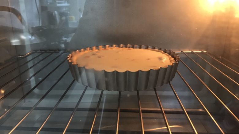 蜜桃乳酪派,放入180度上下火的烤箱中烘烤20分钟,烤箱需预热,表面微微焦黄即可。时间不够可以延长。