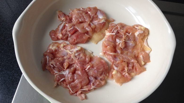 照烧鸡腿饭,放入腌制好的鸡腿肉(鸡皮朝下),中小火煎制
