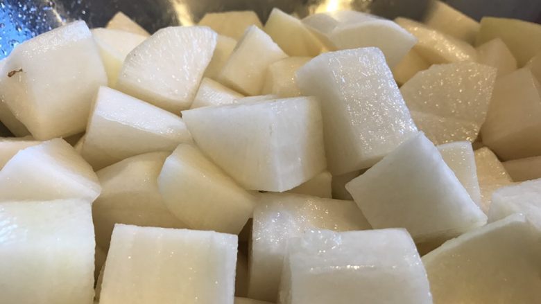 韩式腌萝卜块,萝卜洗净削皮切成小块(大概3cm见方),用盐和糖腌30-45分钟至出水