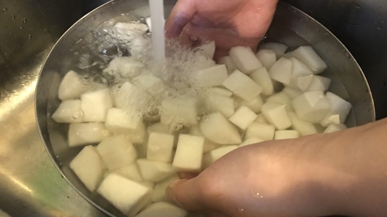 韩式腌萝卜块,把腌好至出水的萝卜块放流水下冲洗,沥干