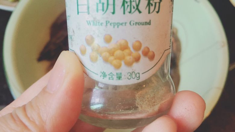 椒麻大虾,倒入<a style='color:red;display:inline-block;' href='/shicai/ 134292'>白胡椒</a>腌制十五分钟左右。