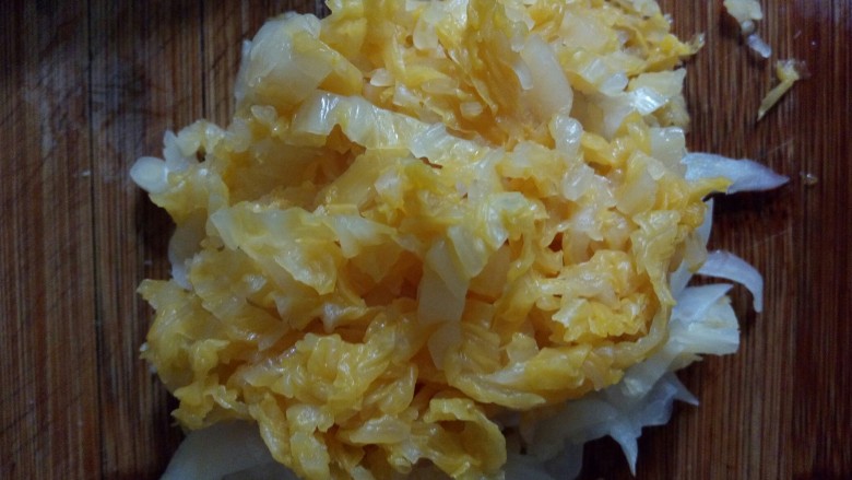 酸菜虾仁,酸菜切成细丝备用
锅内适量倒油，5成热时放入花椒和辣椒，出香味后，放入<a style='color:red;display:inline-block;' href='/shicai/ 37'>姜</a>片和蒜片，待出了蒜香放入酸菜丝翻炒。
加生抽调味，翻炒，待酸菜上均匀挂上生抽再翻炒1分钟，然后加入高汤（可用白开水代替），大火烧开小火炖5分钟。