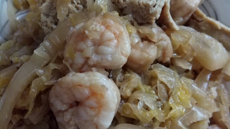 酸菜虾仁,放入虾仁和<a style='color:red;display:inline-block;' href='/shicai/ 469'>冻豆腐</a>，再适当加入一点盐调味，等虾仁变色即可出锅，出锅前点上几滴香油。