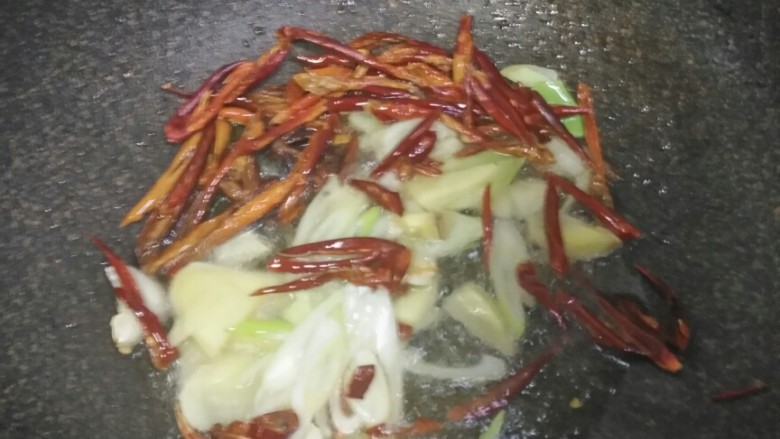 花蛤🌸炒鸡🐔,锅中热油 将花椒 葱姜蒜 干红辣椒煸香