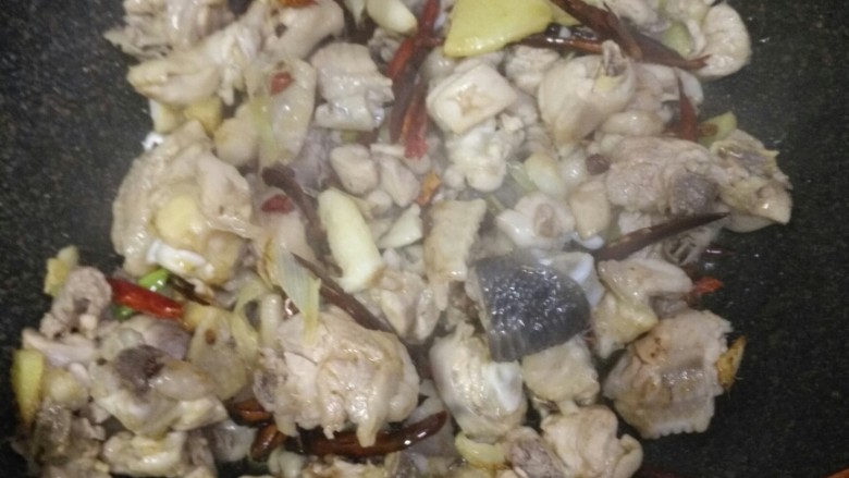 花蛤🌸炒鸡🐔,倒入鸡肉爆炒。