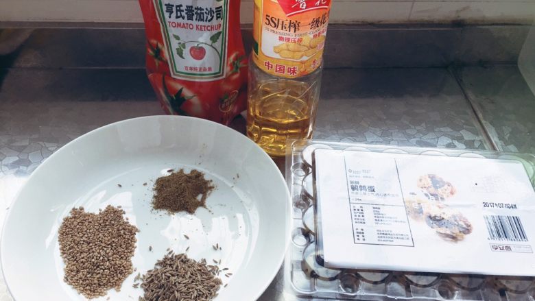 小煎鹌鹑蛋,准备好各种材料,非常简单,就这几种。
