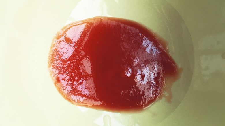 小煎鹌鹑蛋,倒入番茄沙司,到小碗里。