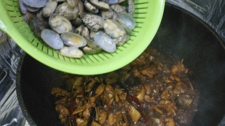 花蛤🌸炒鸡🐔,汤汁稍少 加入两勺盐。 花蛤入锅翻炒颜色均匀。