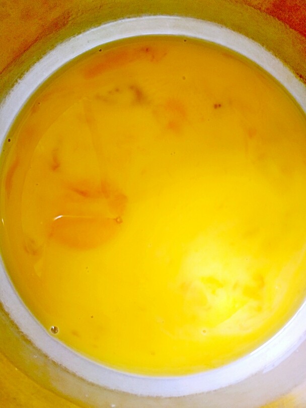 夏日甜心――火龙果纸杯蛋糕,<a style='color:red;display:inline-block;' href='/shicai/ 9'>鸡蛋</a>打散，蛋黄蛋清分离