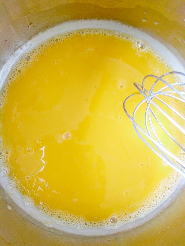 夏日甜心――火龙果纸杯蛋糕,蛋黄加入<a style='color:red;display:inline-block;' href='/shicai/ 3729'>白糖</a>，<a style='color:red;display:inline-block;' href='/shicai/ 140122'>玉米油</a>搅拌均匀