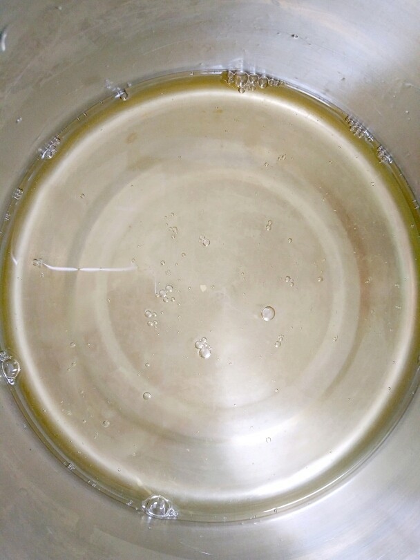 夏日甜心――火龙果纸杯蛋糕,蛋清加入<a style='color:red;display:inline-block;' href='/shicai/ 919'>柠檬汁</a>和白糖