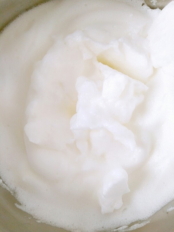 夏日甜心――火龙果纸杯蛋糕,用电动打蛋器打发拉起来蛋白成倒三角便可