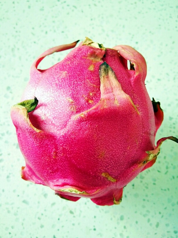 夏日甜心――火龙果纸杯蛋糕,买回来的新鲜<a style='color:red;display:inline-block;' href='/shicai/ 608'>火龙果</a>，清洗干净