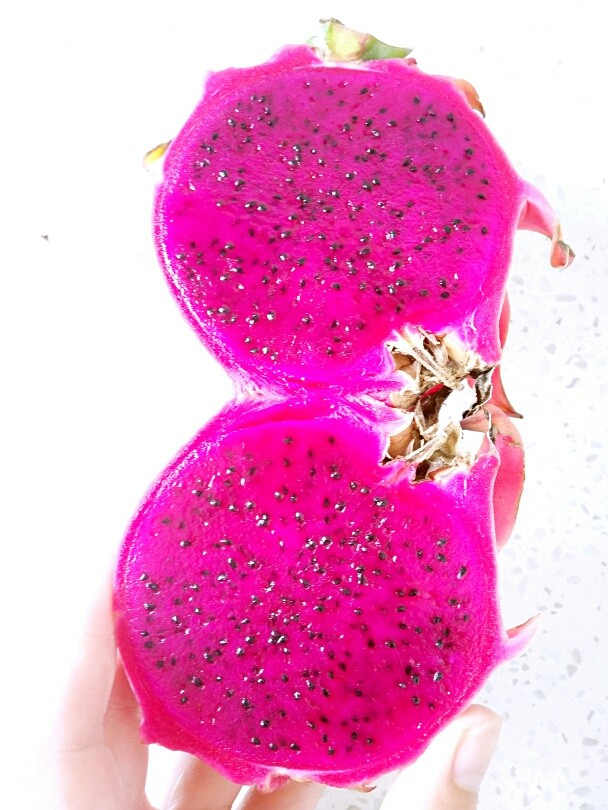 夏日甜心――火龙果纸杯蛋糕,对半切开